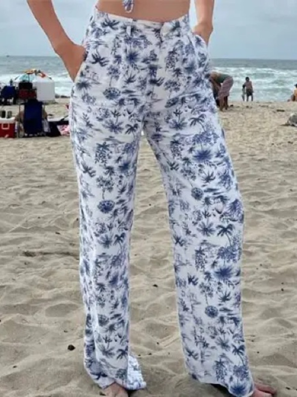 Abercrombie & Fitch White Pants with Navy Floral Print. Item # 11468 size 12